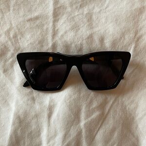 Illesteva Lisbon angular Women's Sunglasses - Classic Chic